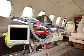 attrezzatura sanitaria con barella all'interno di un aereo per trasporti sanitari esteri attrezzatura sanitaria con barella all'interno di un aereo per trasporti sanitari esteri