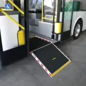 rampa per disabili di un autobus pubblico
