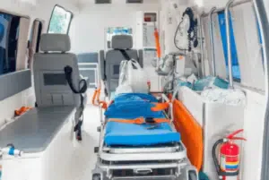 foto dell'interno di un'ambulanza con una barella e tutta l'attrezzatura necessaria