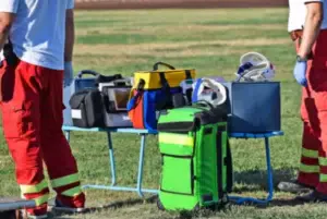 attrezzatura sanitaria con personale sanitario su un campo sportivo durante un evento 