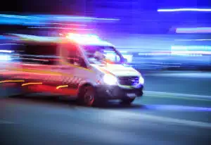 immagine di un'ambulanza che corre in strada