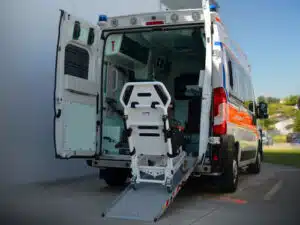 sedia per disabili all'interno di un'ambulanza 