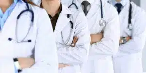 foto ravvicinata di quattro medici con camice bianco