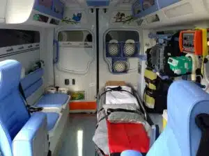 foto dell'interno di un'ambulanza con tutta l'attrezzatura specifica 