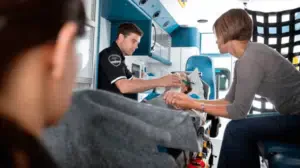 un paziente anziano viene trasportato con personale sanitario e un familiare 