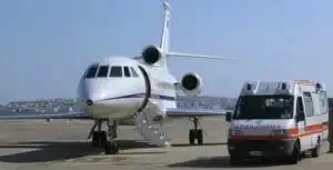 ambulanza vicino ad un aereo per trasporto sanitario estero