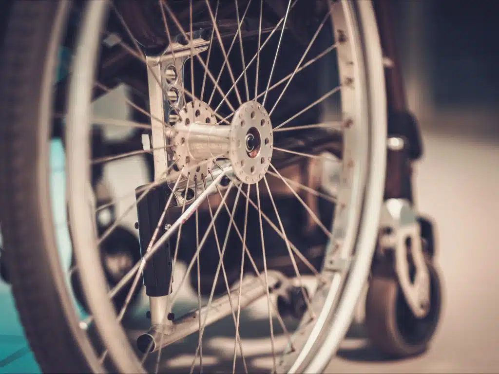 foto ravvicinata della ruota di una carrozzina per disabili