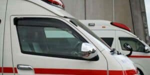 immagine ravvicinata dell'esterno di due ambulanze