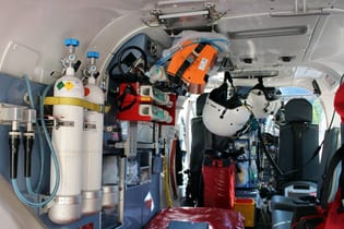 interno di un eliambulanza con tutta l'attrezzatura